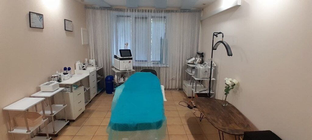Ранее Анжела Краснюк арендовала кабинет на улице Сталеваров, а в 2026 году переехала ближе к торговому центру «Украина».