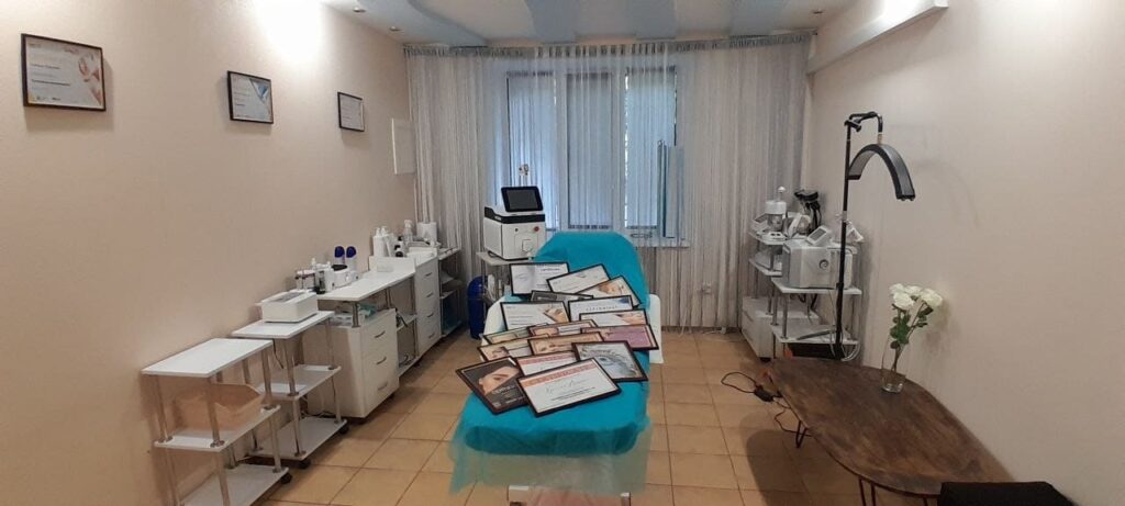 Ранее Анжела Краснюк арендовала кабинет на улице Сталеваров, а в 2026 году переехала ближе к торговому центру «Украина».