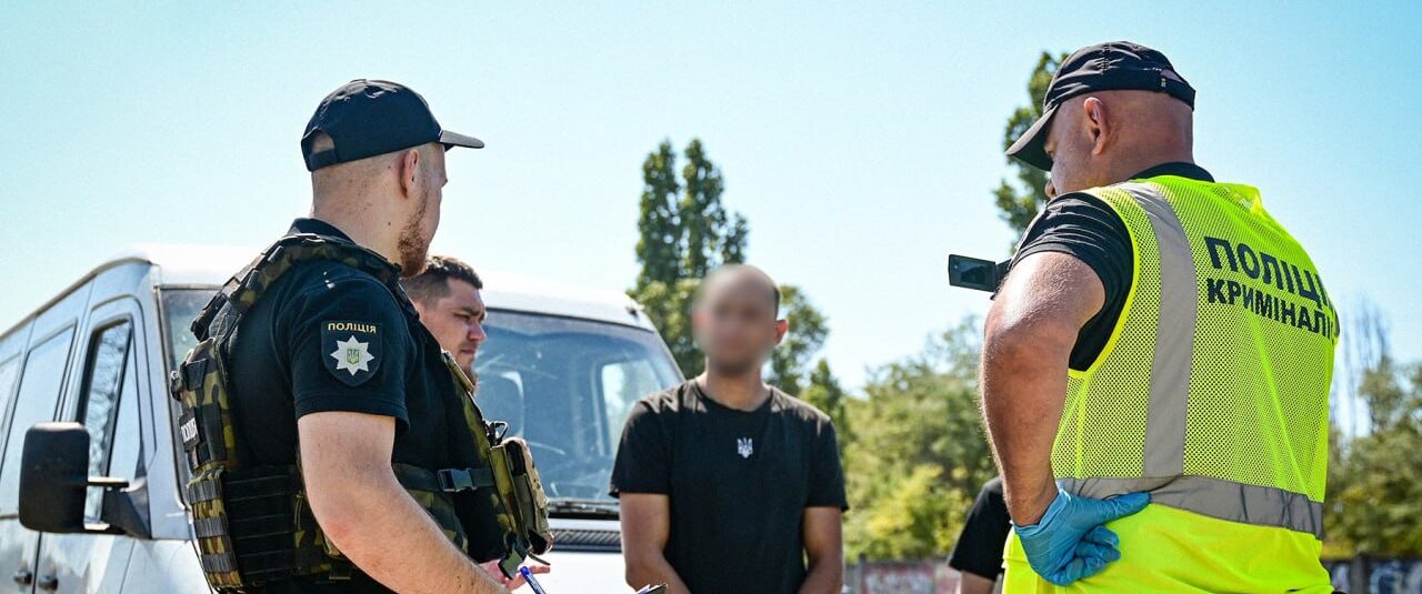 Для конспірації використовували форму ЗСУ: двох чоловіків підозрюють у крадіжці елементів залізниці на 5,2 млн гривень, — ФОТО