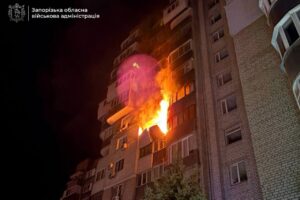 Ночью россияне ударили по многоэтажке в Запорожье беспилотником: ранена женщина, — ФОТО, ВИДЕО