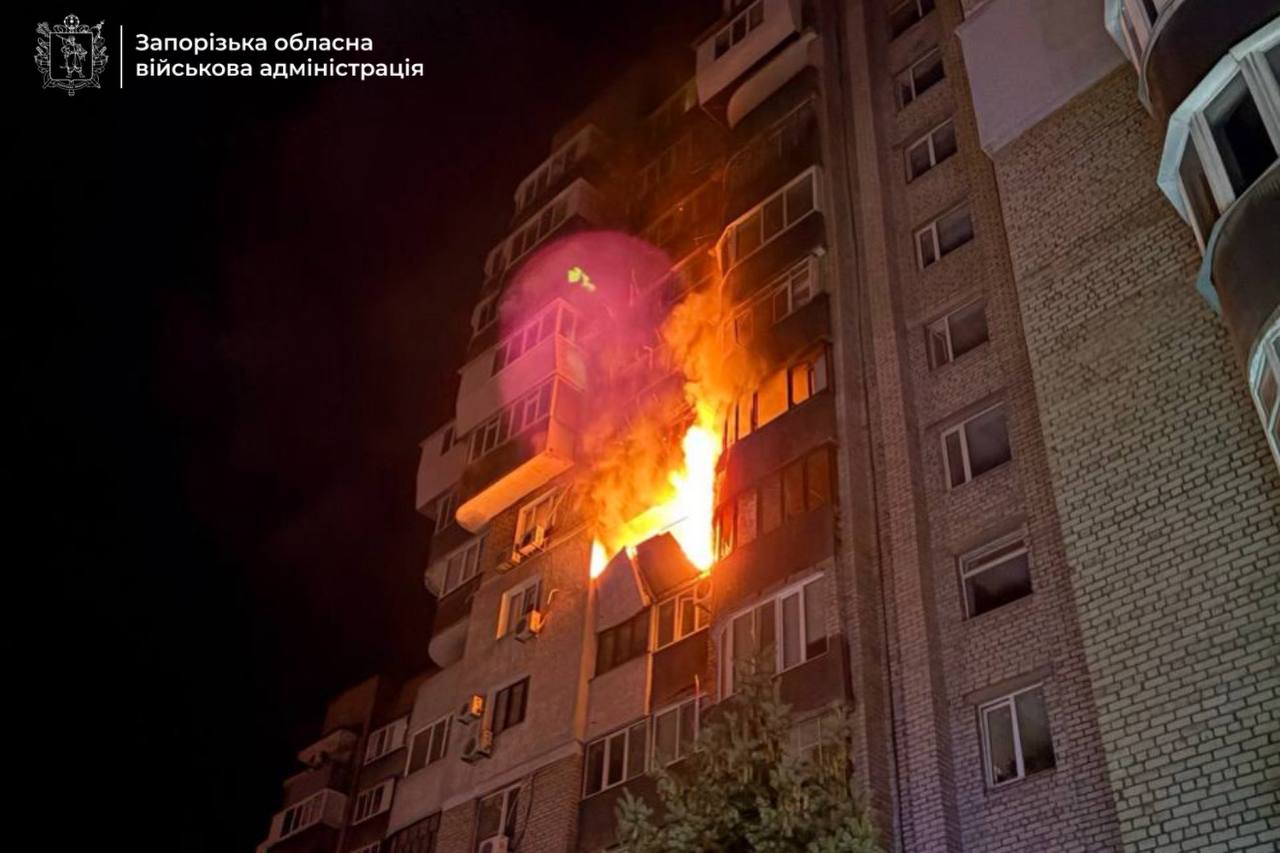 Ночью россияне ударили по многоэтажке в Запорожье беспилотником: ранена женщина, — ФОТО, ВИДЕО