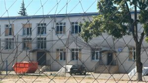 Россияне ударили дроном по гимназии в Запорожском районе