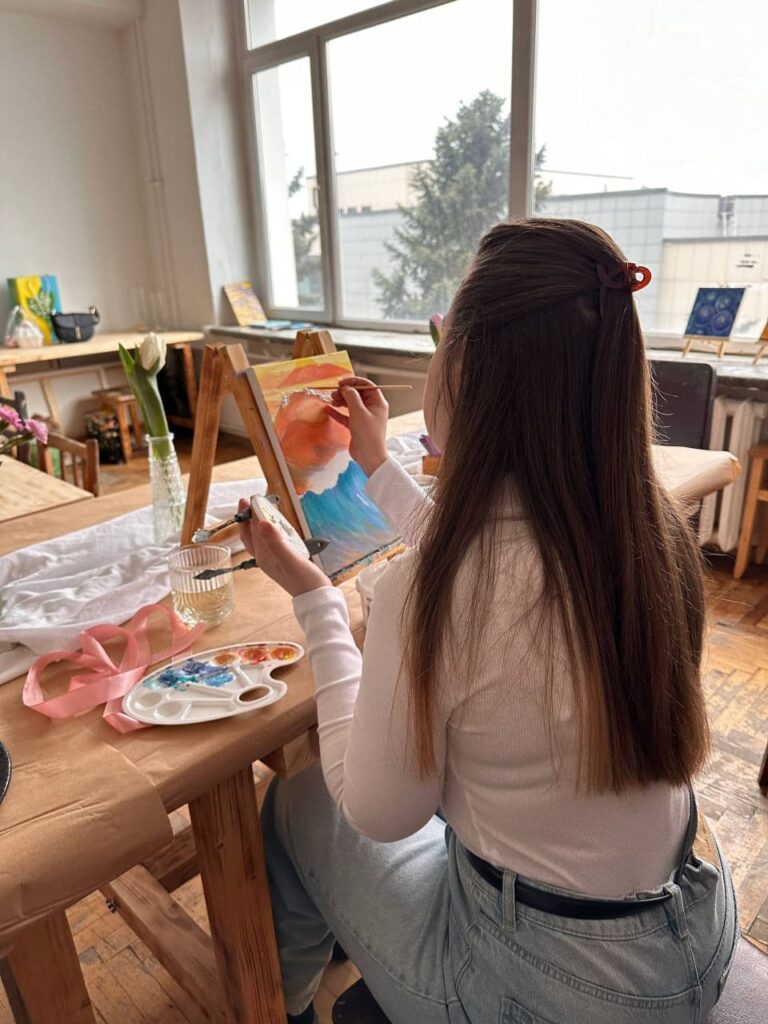 В DreamArt проводят групповые и индивидуальные мастер-классы, арт-свидания, творческие дни рождения, девичники и корпоративы.
