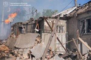 Россияне ударили по дому в Запорожье: ранен мужчина, — ФОТО, ВИДЕО