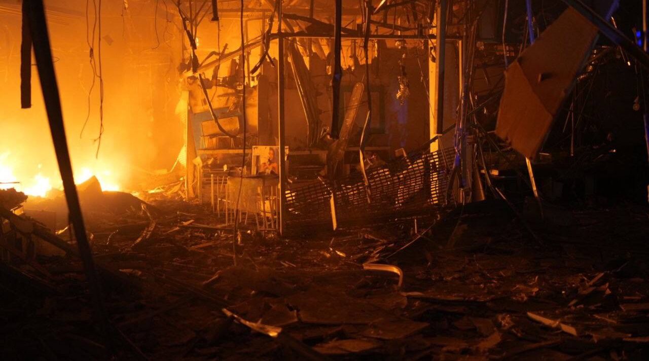 Ночью на Запорожье летели беспилотники: враг ударил по ТРЦ «City Mall», произошёл масштабный пожар, — ФОТО, ВИДЕО