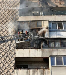 Россияне ударили дроном по многоэтажке в Запорожье: ранен человек