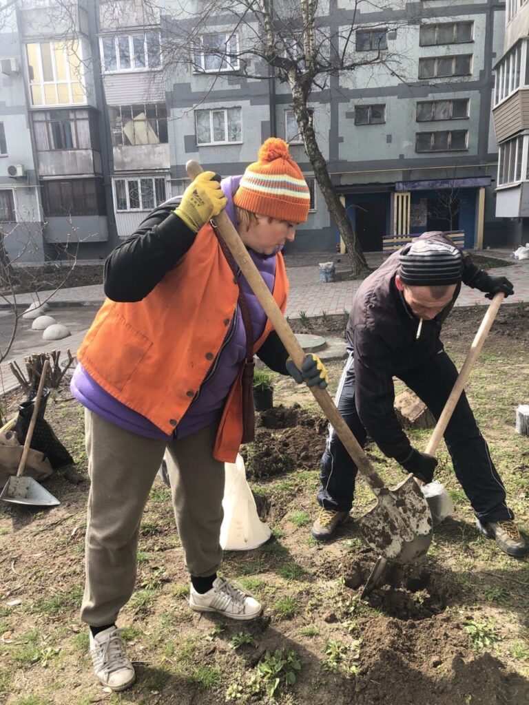 Серед послуг Ольги Бикової – прибирання прибудинкових територій, косіння трави, миття під’їздів і вітрин, очищення дитячих майданчиків та роботи з деревами.
