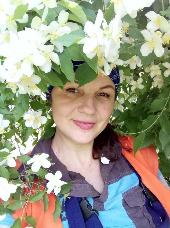 Бригада Ольги Бикової працює на територіях житлових будинків і підприємств у Запоріжжі.