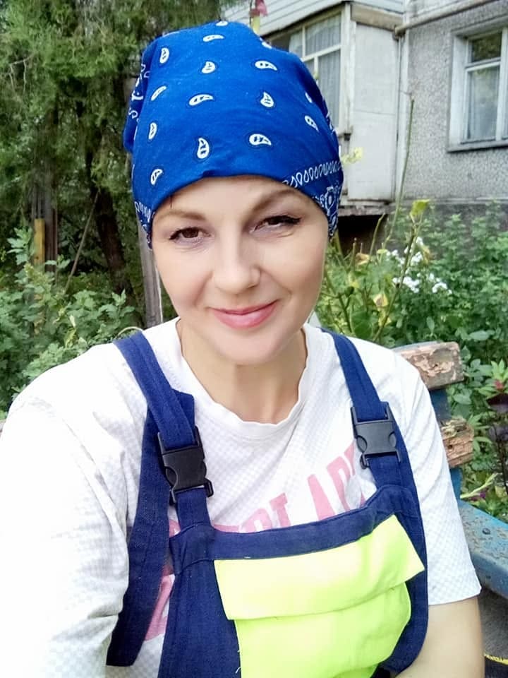 Бригада Ольги Бикової працює на територіях житлових будинків і підприємств у Запоріжжі.