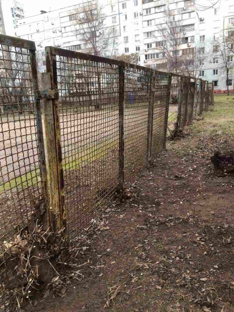 Серед послуг Ольги Бикової – прибирання прибудинкових територій, косіння трави, миття під’їздів і вітрин, очищення дитячих майданчиків та роботи з деревами.
