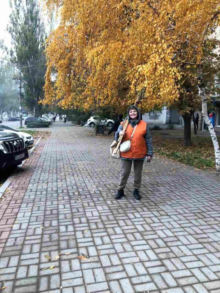 Серед послуг Ольги Бикової – прибирання прибудинкових територій, косіння трави, миття під’їздів і вітрин, очищення дитячих майданчиків та роботи з деревами.

