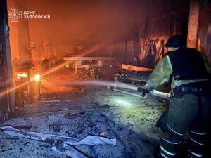 Ночью россияне ударили по Запорожью: возник пожар на СТО, — ФОТО