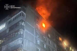 Ранена мать и сын: ночью россияне ударили по дому и ТЦ в Запорожье, — ФОТО, ВИДЕО