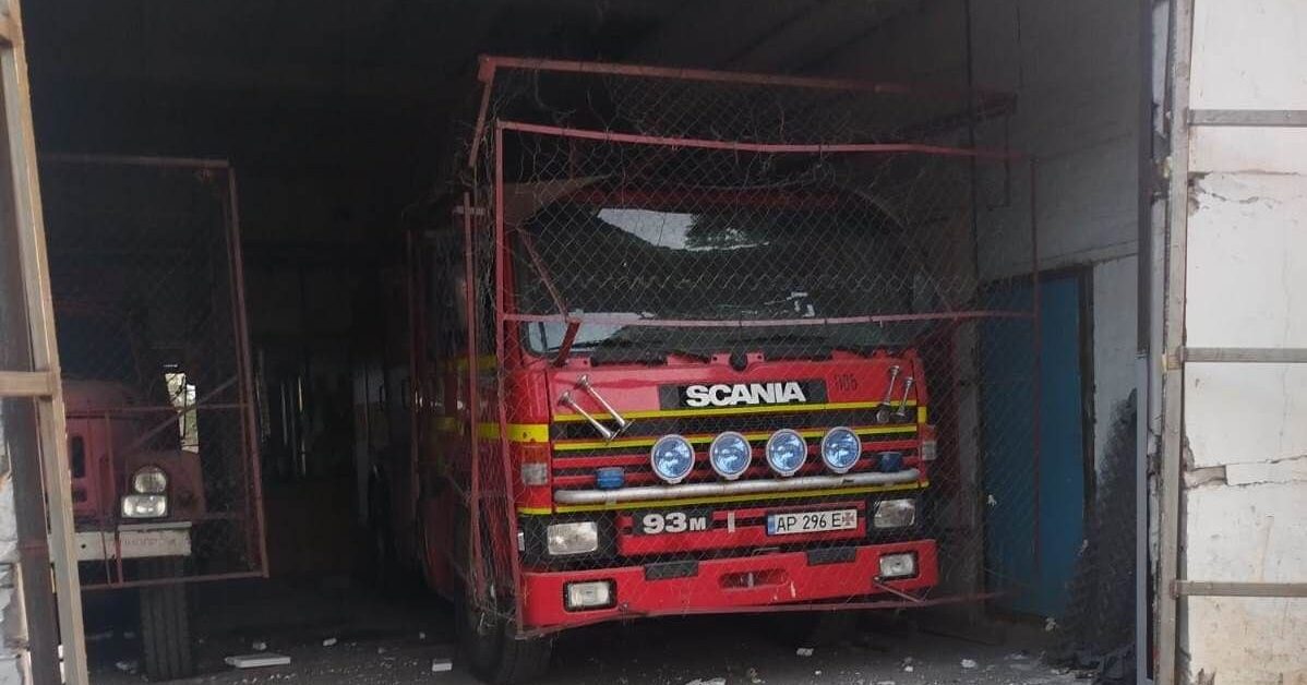 Вночі війська РФ скинули на Запорізьку область авіабомби: пошкоджено пожежно-рятувальний підрозділ, — ФОТО