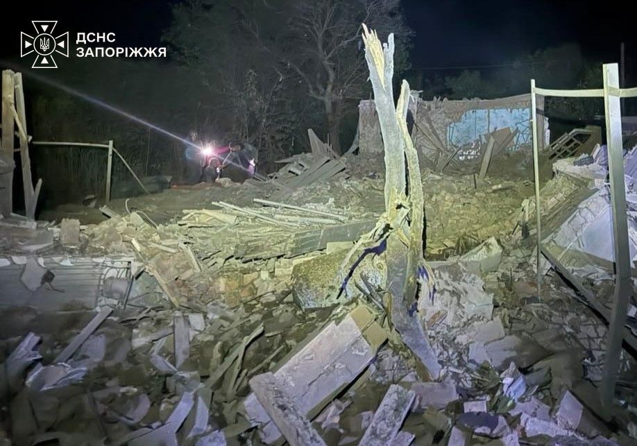 Ворог вдарив по Запорізькому району: з-під завалів будинку дістали жінку