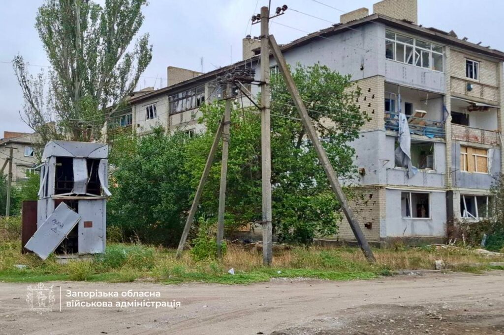 Більше половини мешканців виїхали: Комишуваська громада продовжує виживати під постійними обстрілами (ФОТО)