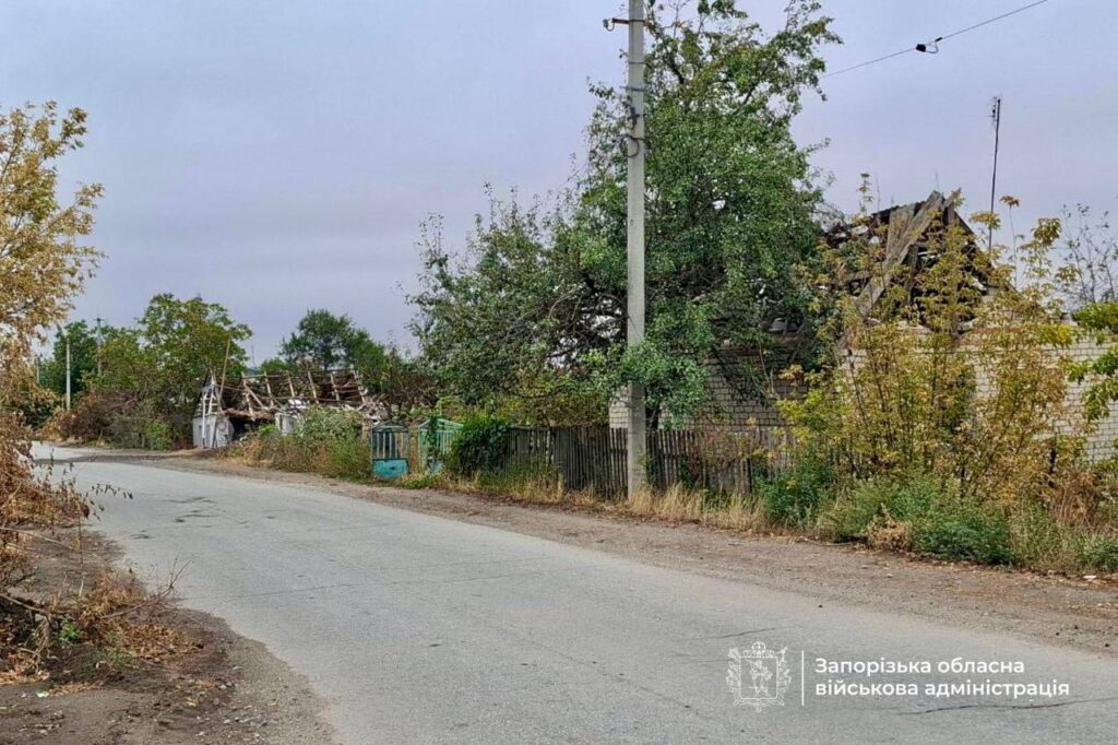 Більше половини мешканців виїхали: Комишуваська громада продовжує виживати під постійними обстрілами (ФОТО)