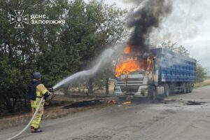 Палали житлові будинки та машини внаслідок російських ударів по Запорізькій області, — ФОТО