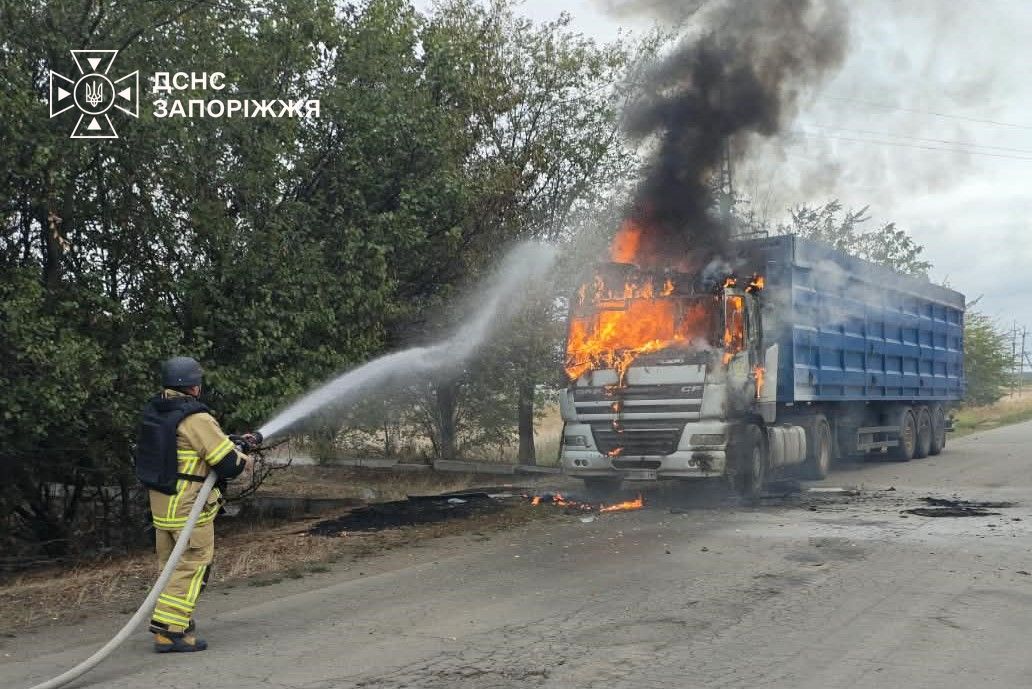 В результате российских ударов по Запорожской области горели жилые дома и автомобили, — ФОТО