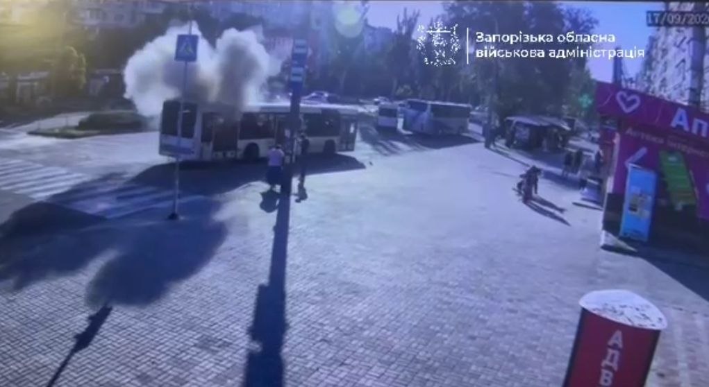 Ранены трое людей: россияне атаковали FPV-дроном пассажирский автобус в Запорожье, — ВИДЕО
