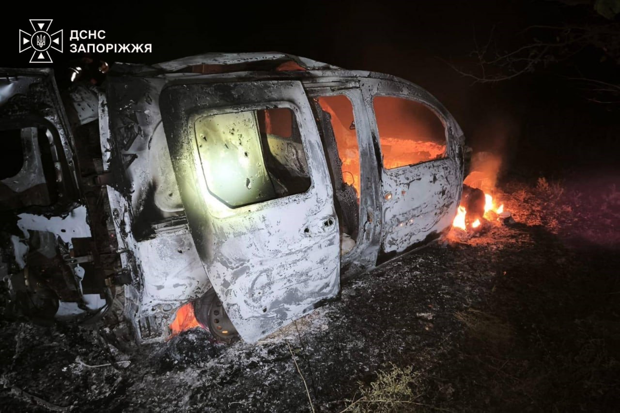 Палав склад, будинок та машина внаслідок ворожих ударів по Запоріжжю та передмістю