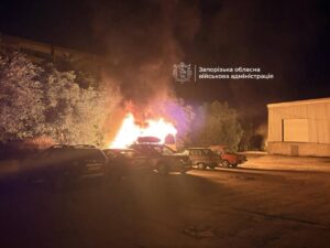 Росіяни вдарили біля автомийки у Запоріжжі: спалахнула пожежа