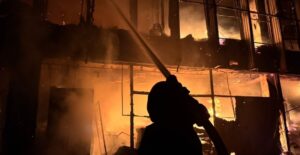 Горіли квартири, приватні будинки, ТЦ та університет: як у Запоріжжі та передмісті гасили пожежі після російських обстрілів, — ФОТО