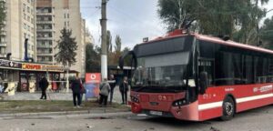Ворог вдарив по автобусу у Космічному районі Запоріжжя: влучив у дах, — ФОТО, ВІДЕО