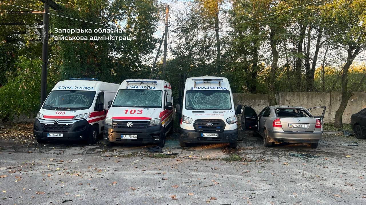 Повреждены машины скорой помощи: враг ударил по территорию комумнального медучреждения в Запорожье