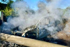 Машина знищена, поранено людину: росіяни вдарили дроном по авто у Комишувасі