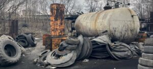 На Запоріжжі викрили ОЗГ, яка незаконно виробляла пальне з автошин, — ФОТО