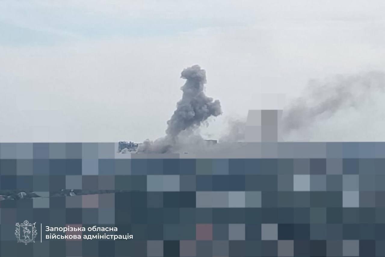 Семь человек ранены: днем враг ударил по промышленному объекту в Запорожье, — ФОТО, ВИДЕО