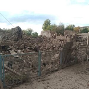 Залишились тільки руїни: російський КАБ вщент знищив центральну бібліотеку в Запорізькому районі, — ФОТО, ВІДЕО