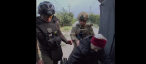 Чотири дні йшли до пункту евакуації: з околиць селища під Запоріжжям вивезли ще кількох людей, — ВІДЕО