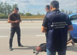Правоохранители задержали жителя Запорожья, который за 8000$ организовывал незаконный выезд военнообязанных из Украины