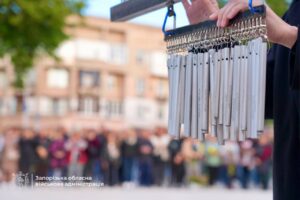 На «Дереві пам’яті» у Запоріжжі з’явилось ще 85 дзвіночка з іменами полеглих захисників, — ФОТО