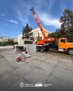 У Космічному районі Запоріжжя почали встановлювати сучасне модульне укриття