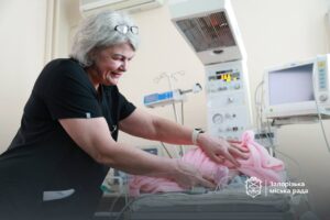 У Запоріжжі привітала батьків хлопчика та дівчинки, що народились першими на День міста