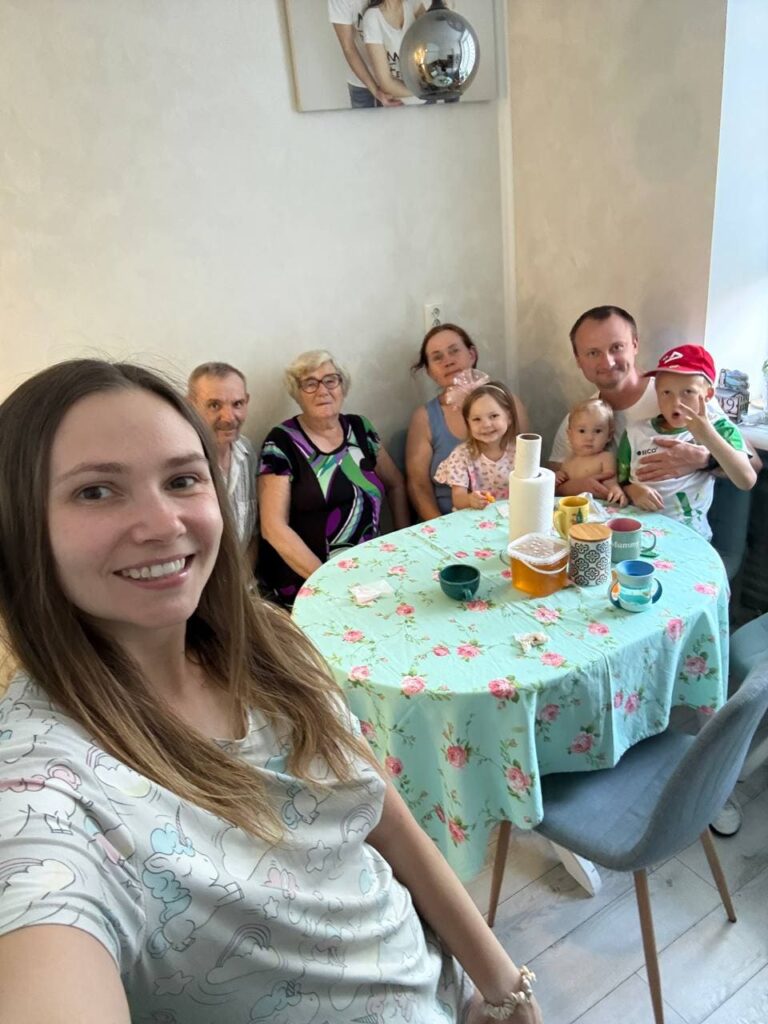 Батьки Марії Федоренко та бабуся чекали на родину, а для батьків Антона повернення вирішили залишити сюрпризом.
