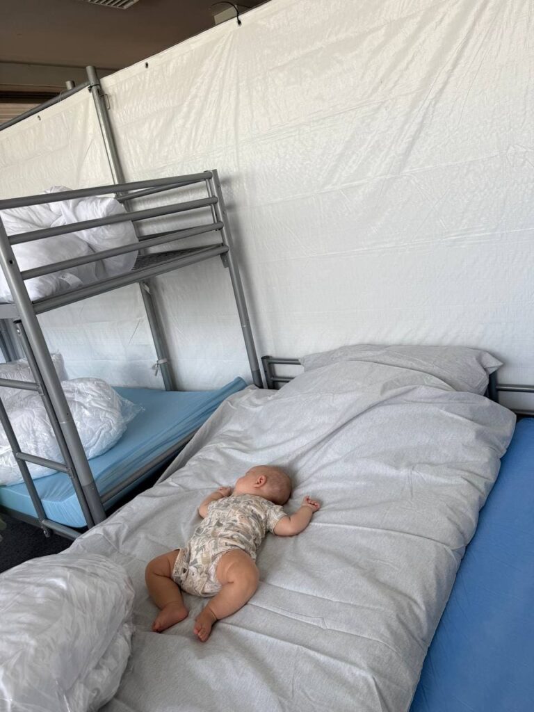 У Німеччині родину Федоренків на три тижні поселили в гуртожитку. Їм надали довгу кімнату, частину якої від сусіднього простору відділяла лише перегородка.