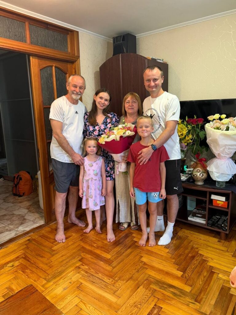 Батьки Марії Федоренко та бабуся чекали на родину, а для батьків Антона повернення вирішили залишити сюрпризом.