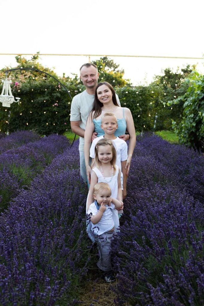 Свій досвід Федоренки не вважають універсальним прикладом для інших родин. Марія наголошує, що рішення про виїзд чи повернення залежить від обставин конкретної сім’ї.