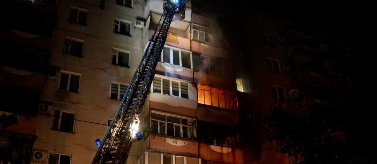 Беспилотник попал в запорожскую многоэтажку: есть пострадавшие, произошел пожар, — ФОТО, ВИДЕО