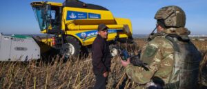 Збір урожаю на Запоріжжі: спецпризначенці поліції прикривають небо над аграріями, — ФОТО