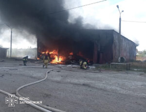 Росіяни вдарили по складу у Запорізькому районі: виникла масштабна пожежа