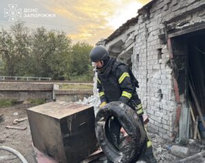 Горіли будинки, гараж та склад внаслідок російських ударів по Запоріжжю та передмістю