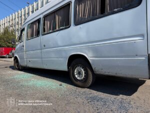 Росіяни атакували дроном маршрутку у середмісті Запоріжжя: є постраждалі, — ФОТО