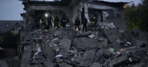 Житлову забудову Запоріжжя атакували КАБами: серед загиблих — діти, людей шукають під завалами, — ФОТО, ВІДЕО