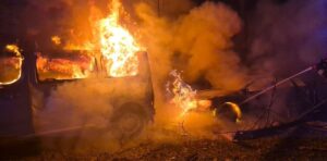 У п'ятницю через російські удари у Запоріжжі палали шість автівок та мікроавтобус, — ФОТО