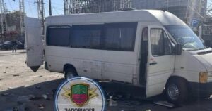 Поранено 70-річну жінку: ворог двічі атакував транспорт у Запоріжжі